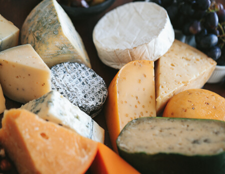 маленькие растения в горшках